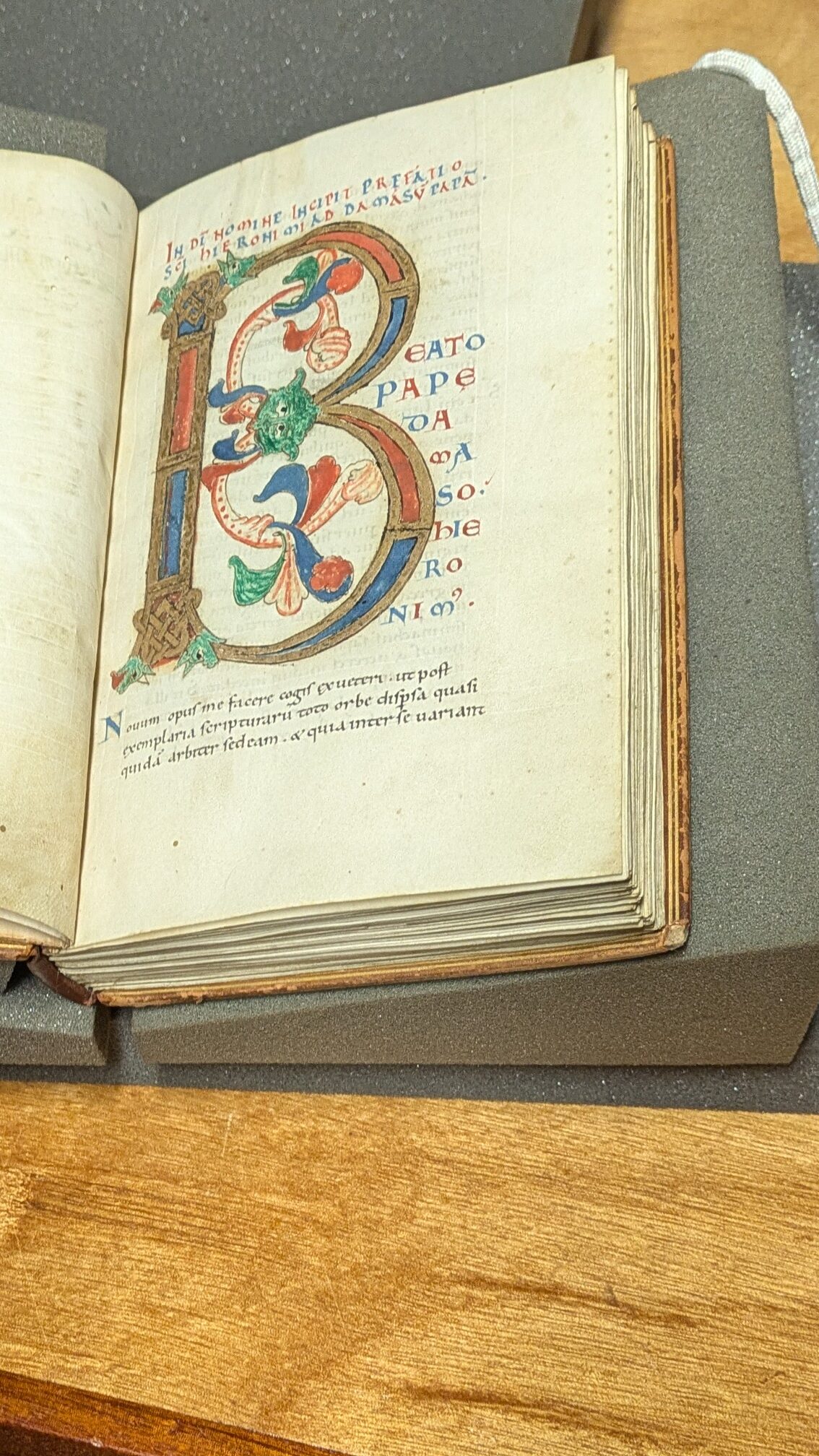 Page of Wadham's  copy of the Book of Gospels, with a large letter B illuminated in Blue and Red.